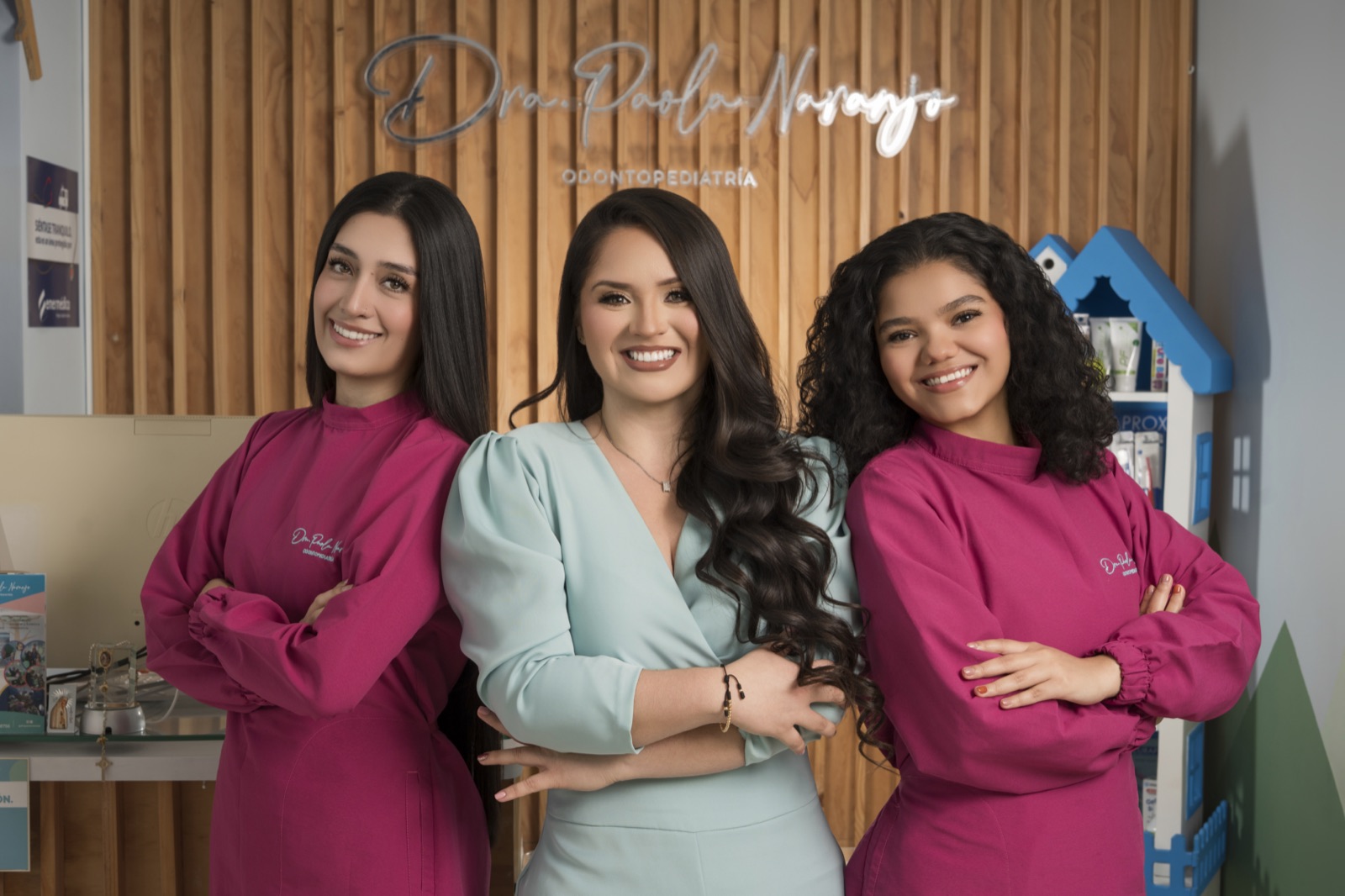 Dra. Paola Naranjo y su equipo en el consultorio
